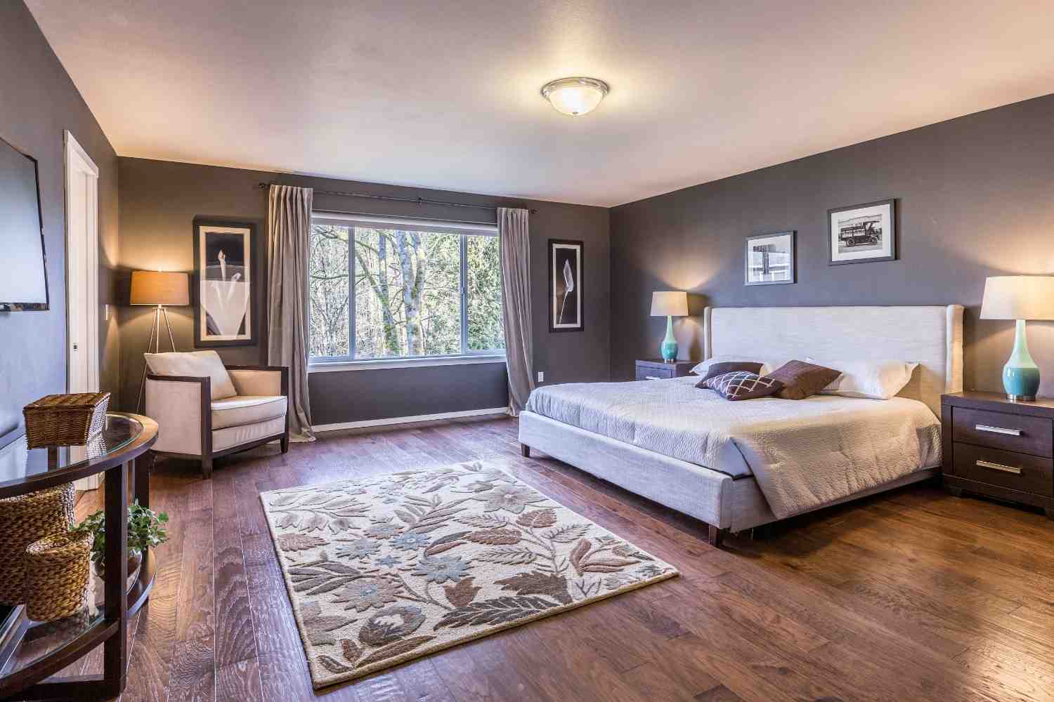 Dormitorio decorado con una paleta de colores neutros y textiles coordinados