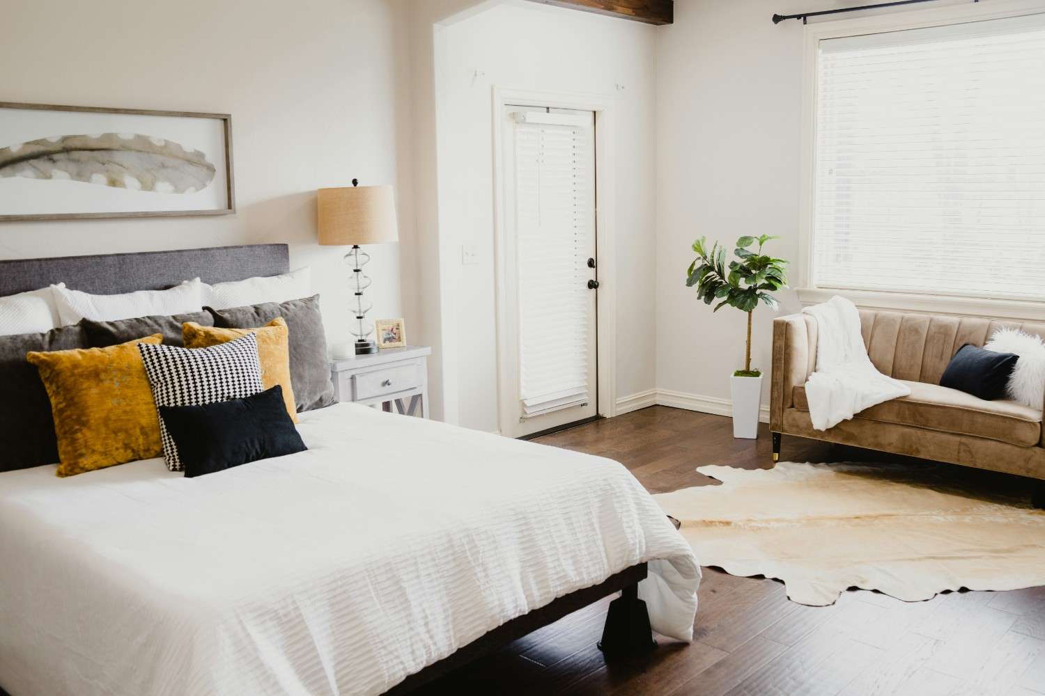 Dormitorio acogedor decorado con tonos neutros, textiles y luz natural