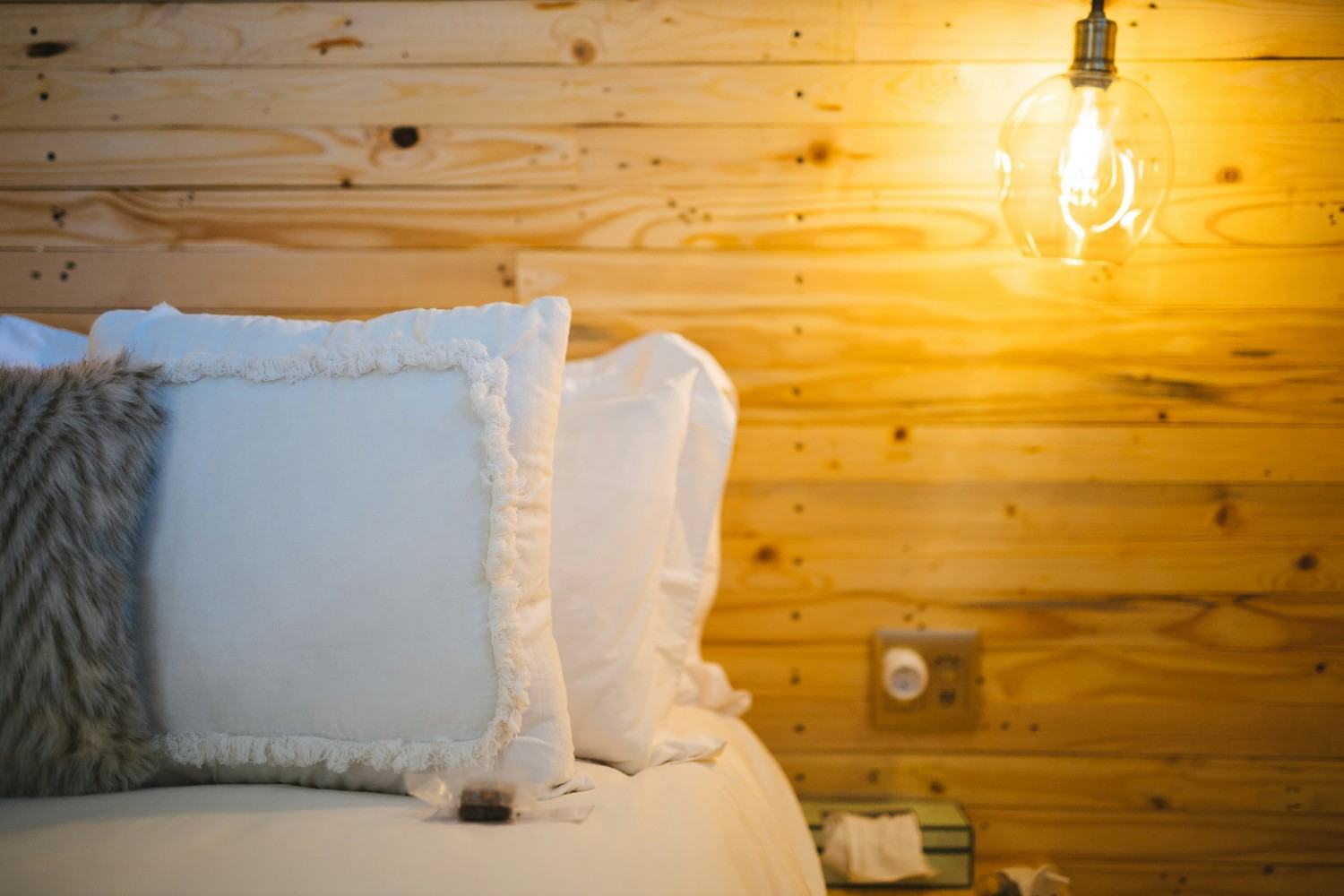 Dormitorio con iluminación general y lámparas auxiliares junto a la cama