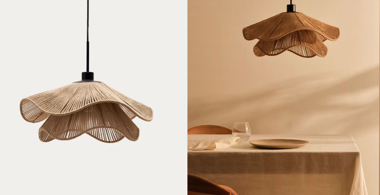 Lámpara de techo Pontos de Kave Home con pantalla de yute natural en forma de pétalos ondulados, sobre una mesa de comedor.