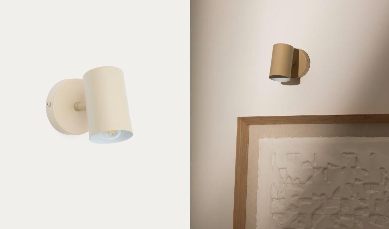 Aplique de pared Manie de Kave Home fabricado en metal con acabado texturizado beige para iluminación ambiental del salón.