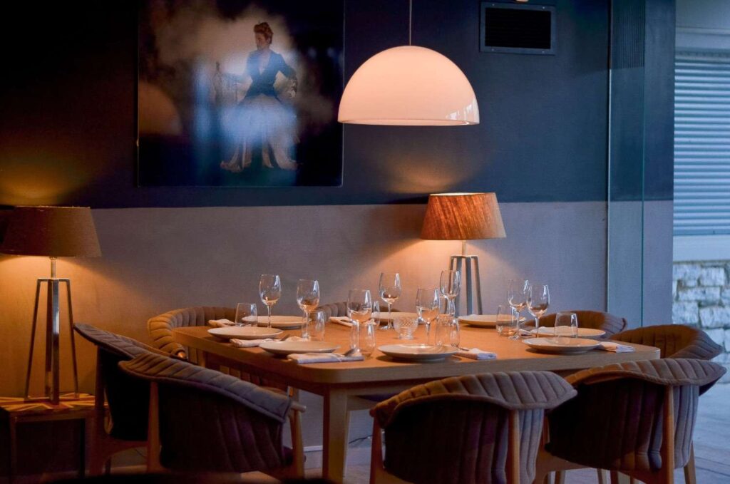 CÓMO ELEGIR UNA LÁMPARA PARA EL SALÓN CÓMO ELEGIR UNA LÁMPARA PARA EL SALÓN